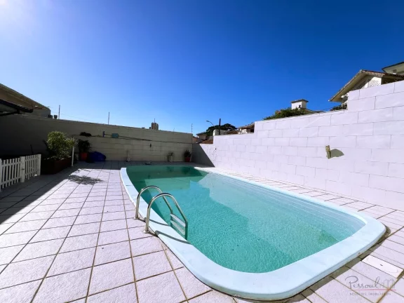 Imagem Excelente Casa no Itaguaçu com 4 quartos sendo 3 suites, piscina e área com churrasqueira. Esta Be...