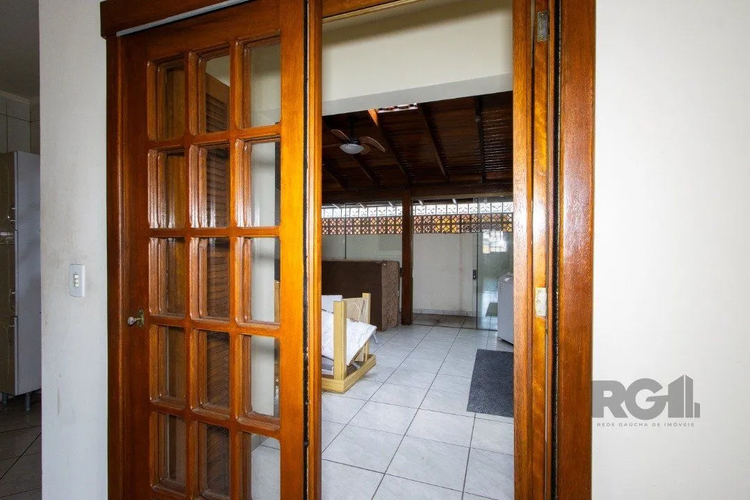Imagem Casa em Condomínio na Zona Sul, no bairro Hípica, com 2 dormitórios, living para dois ambientes, cozinha mobiliada, lavabo