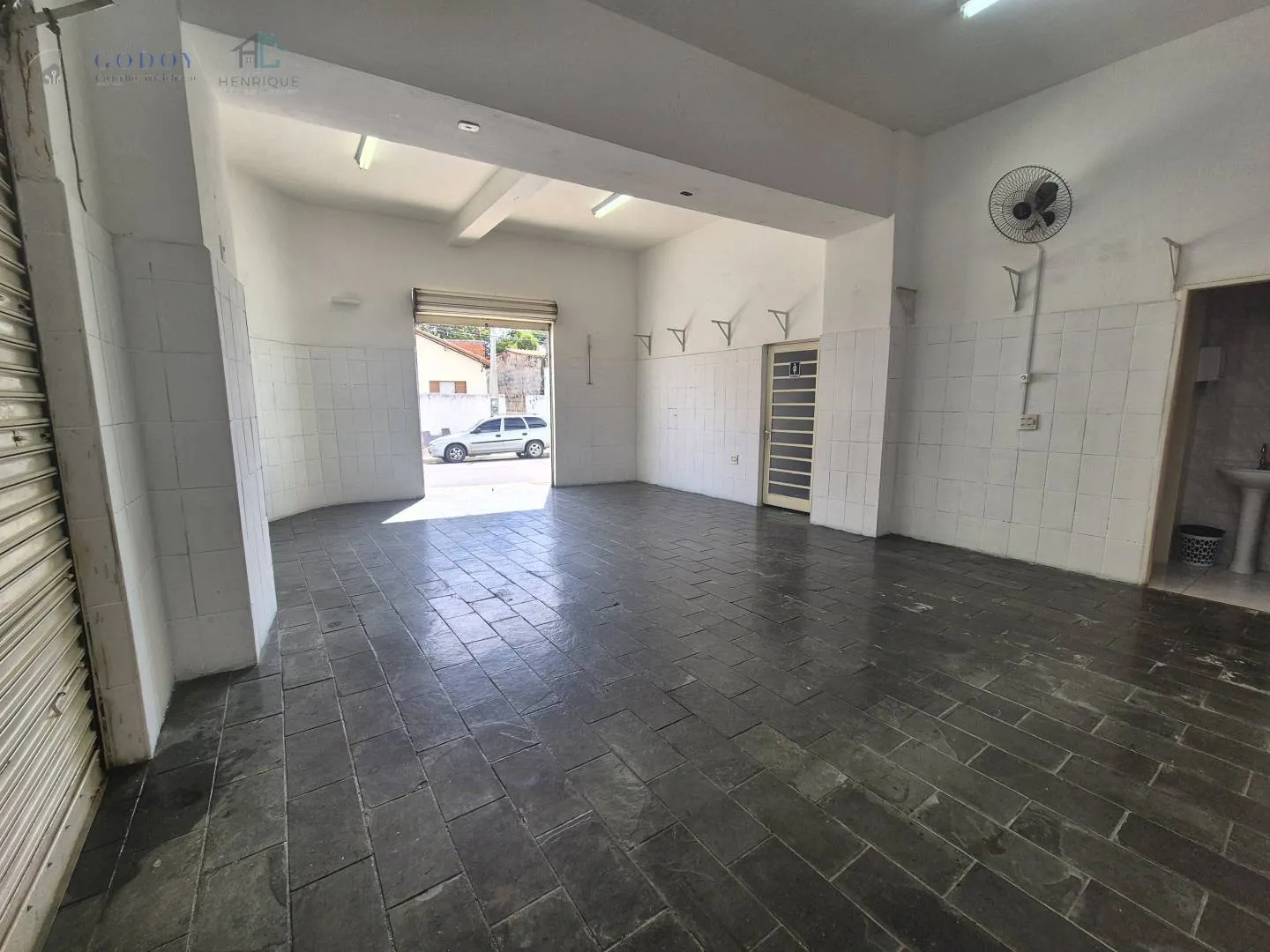 Imagem Ponto Comercial com Salão Amplo e 3 Portas de Esquina com 96,59 m²
