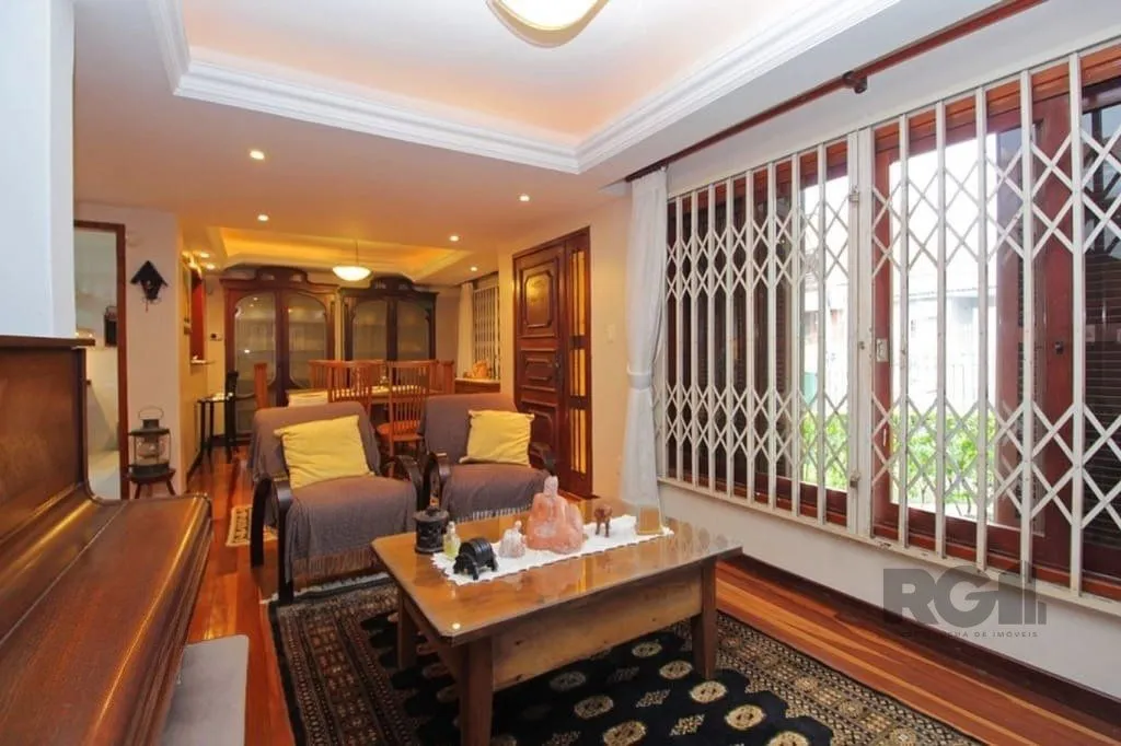Imagem Casa de 275m² - 3 dormitórios e 3 vagas no bairro Coronel Aparício Borges