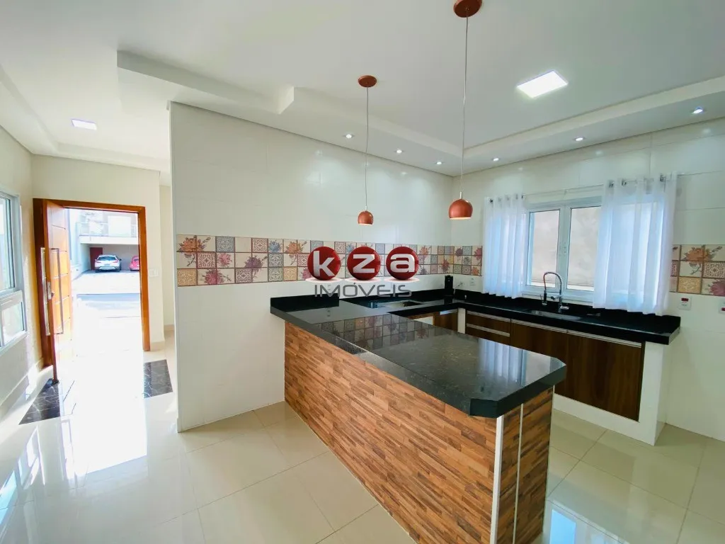 Imagem Casa para locação em condomínio exclusivo de Valinhos-SP, 3 quartos, 3 suítes, 3 salas, 5 banheiros, 6 vagas, 242m². Lenheiro