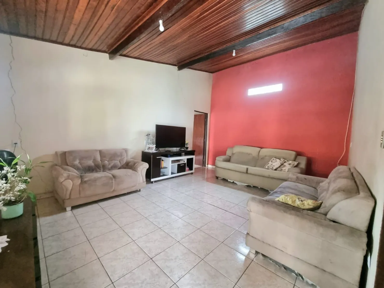 Imagem Linda Casa Térrea com Salão Comercial em Excelente Localização: 3 Dormitórios, Quintal Amplo e Tranquilidade Garantida a 5 Minutos do Centro da Cidade