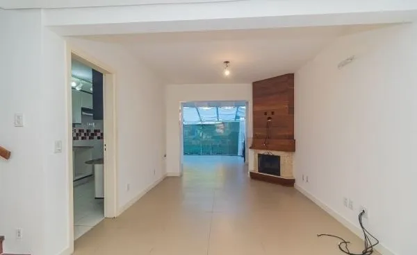 Imagem Casa em Condomínio em Ipanema de 3 dormitórios e 2 vagas DESOCUPADA