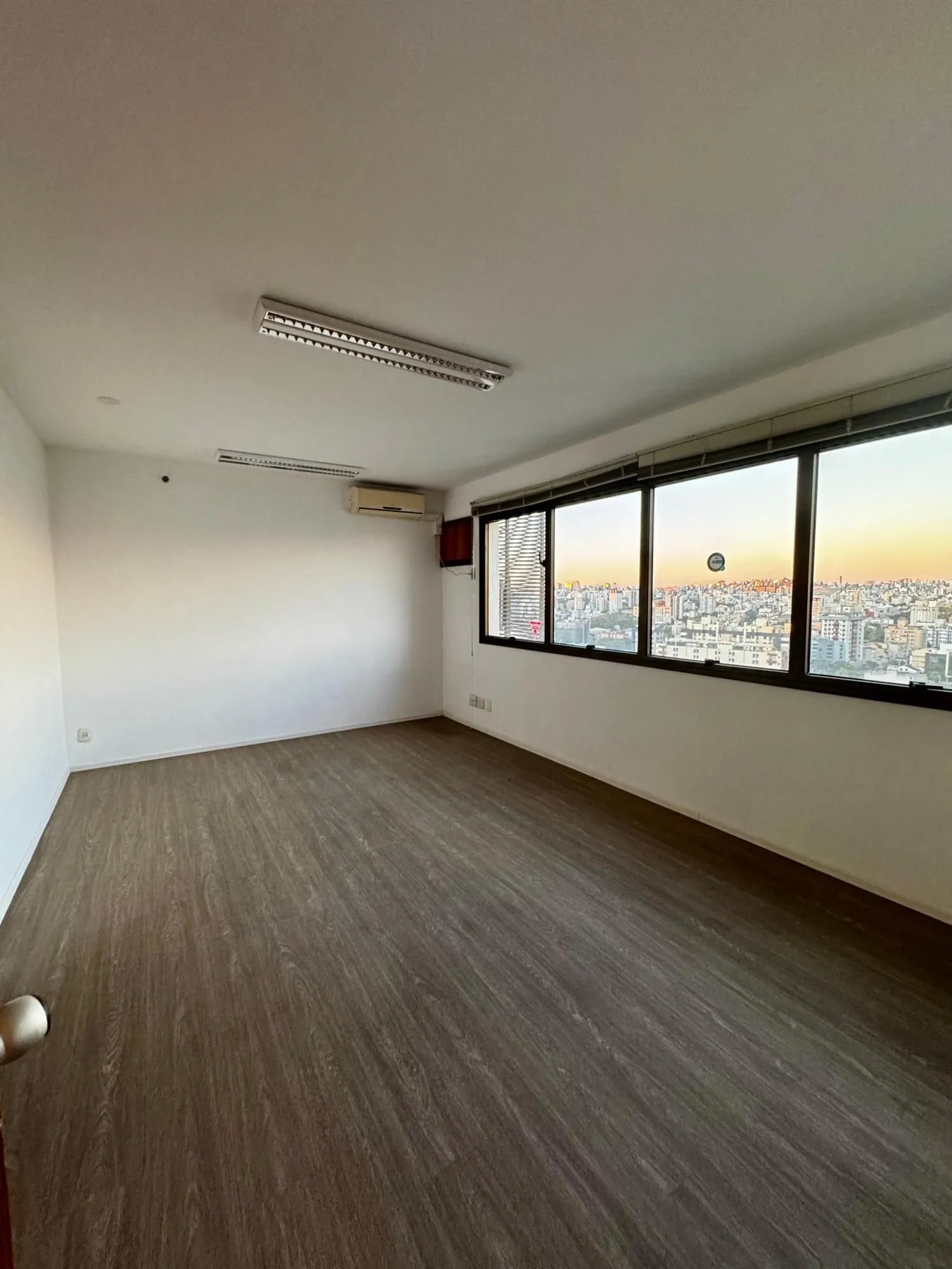 Imagem Sala Comercial para Locação - Av. Borges de Medeiros, 2105