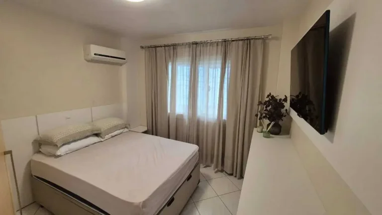 Imagem Apartamento quadra mar com 3 dormitórios sendo 1 suíte e 1 vaga em Meia Praia - Itapema/SC
