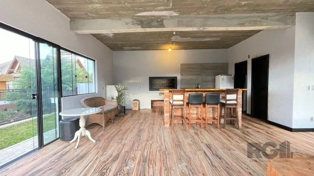 Imagem Linda Casa Ampla com 3 Suítes Construída Recentemente em Condomínio no Bairro Nobre de Gramado