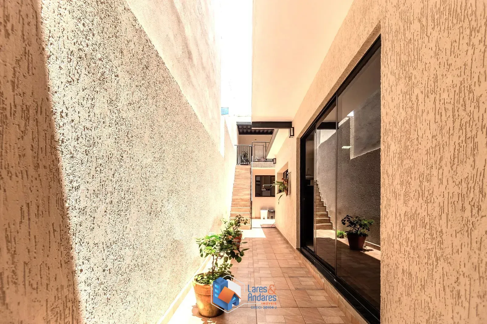 Imagem À VENDA, IMPERDÍVEL! SOBRADO REFORMADO NÃO GEMINADO COM 3 DORMS, SUÍTE, QUINTAL, ENERGIA SOLAR E EXCELENTE LOCALIZAÇÃO!