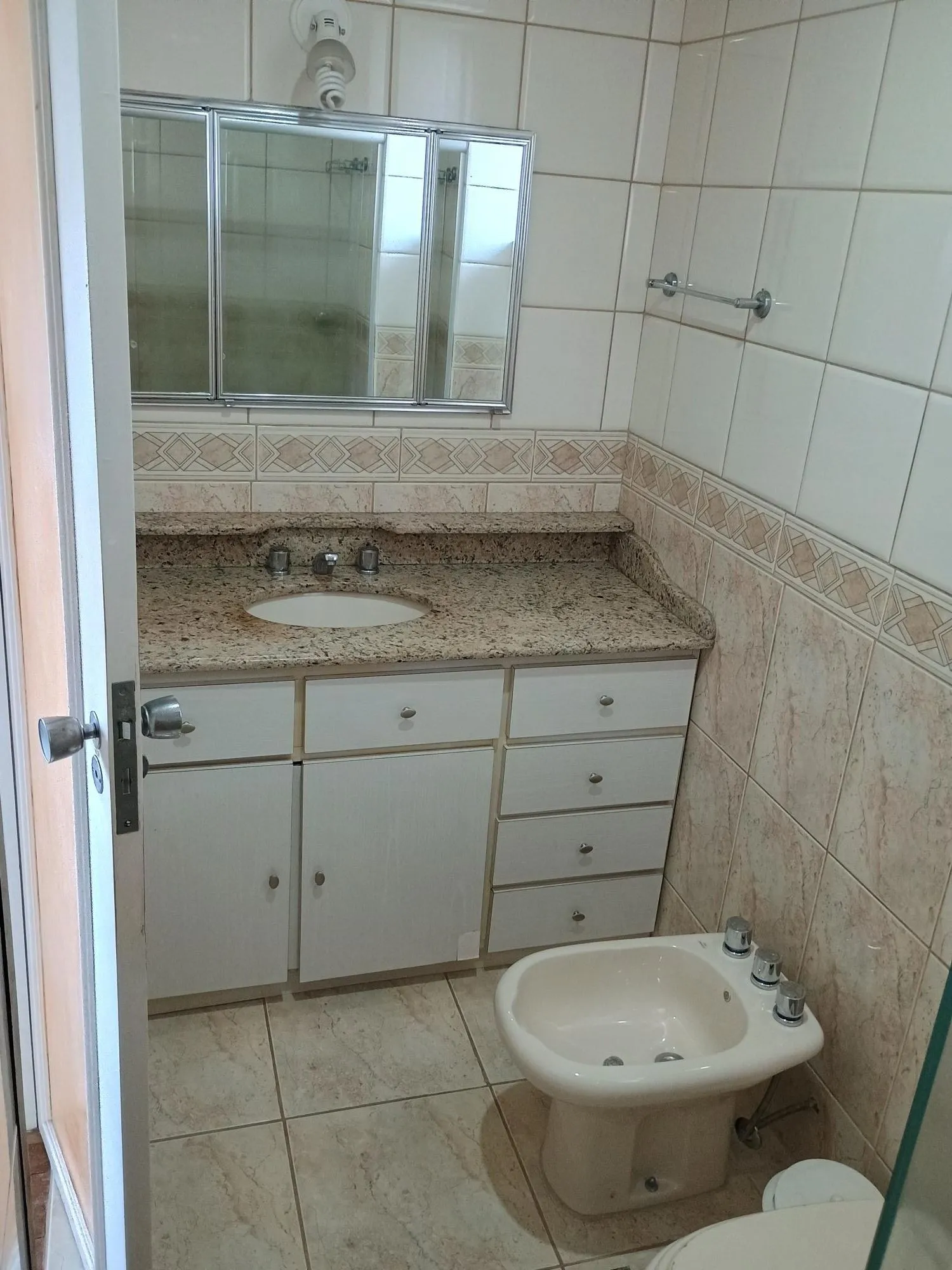 Imagem Apartamento com 03 quartos e 01 vaga à Venda no Bairro Rio Branco, Porto Alegre