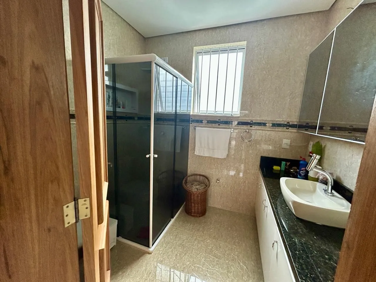 Imagem Casa 8 dormitórios, 5 banheiros e 6 vagas no Bairro São João Porto Alegre