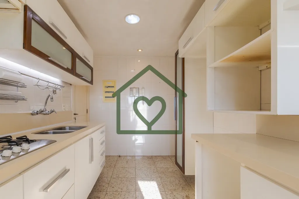 Imagem Apartamento desocupado em prédio de alto padrão no Petrópolis. 
 
Hall de entrada com lavabo. Sal...