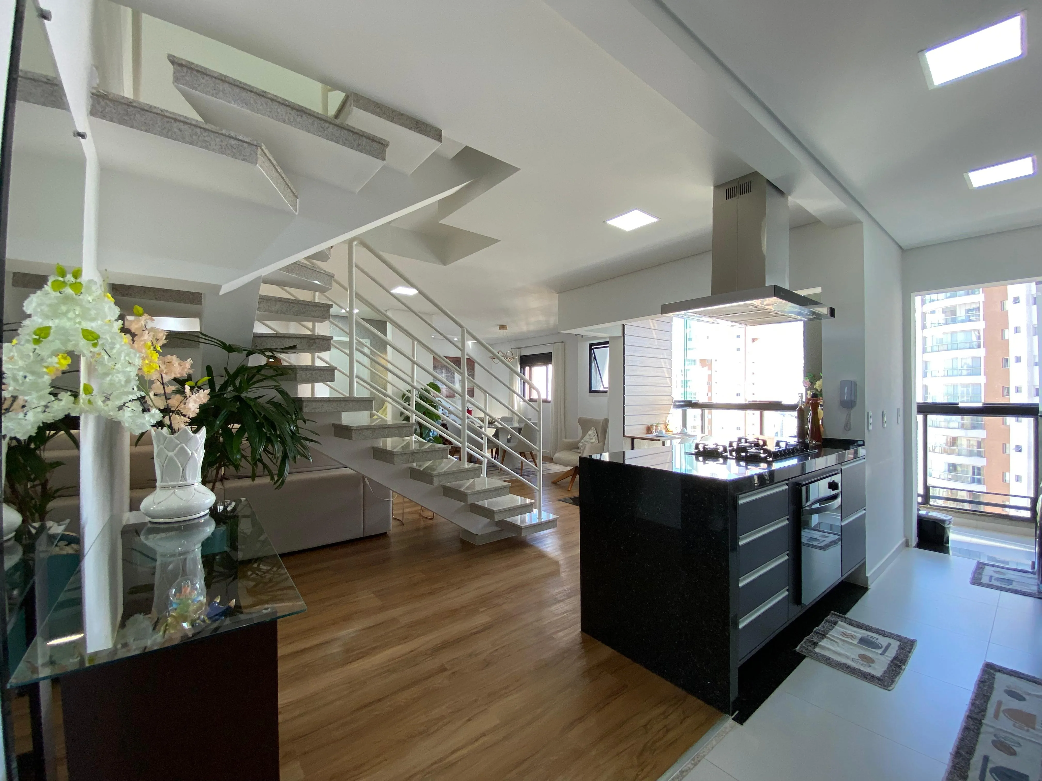 Imagem Luxuoso Duplex de 129m² com Vista Panorâmica em Sorocaba: Três Suítes, Sacada Gourmet e Condomínio de Alto Padrão