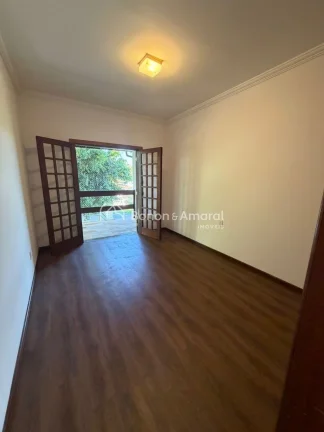 Imagem Ampla e confortável, esta excelente residência conta com 298m² de área construída, oferecendo e...