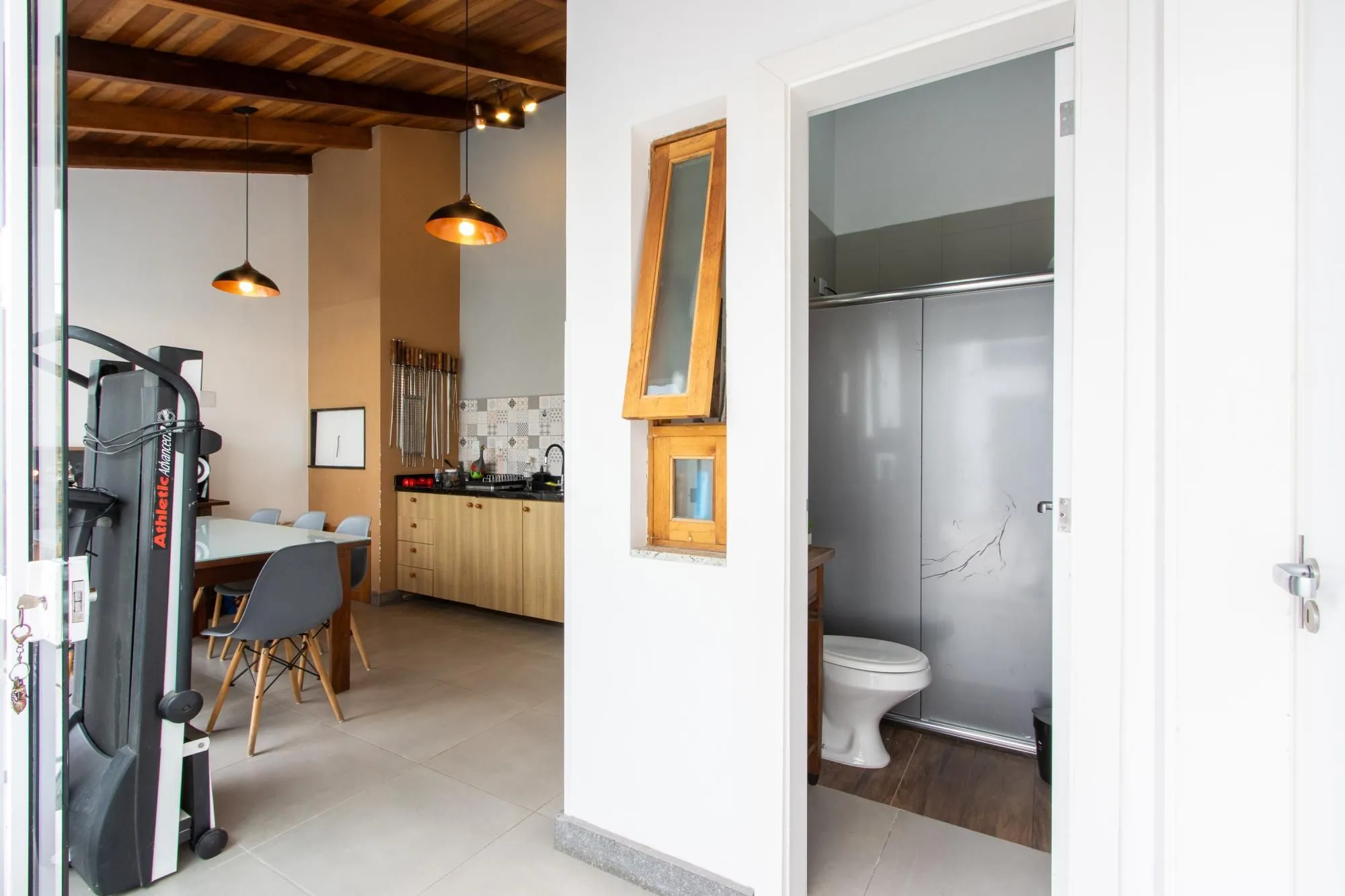 Imagem Excelente casa de alvenaria, 4 dormitórios, 2 suítes e 2 vagas de garagem.
