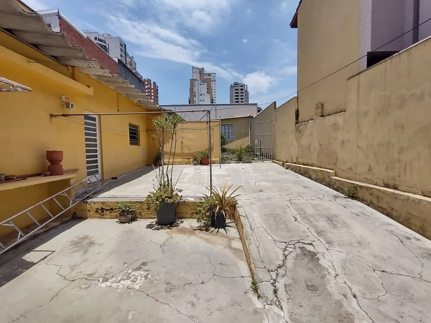 Imagem Excelente Casa ( Sobrado) na Vila Madalena para modernização em terreno de 550m²