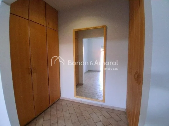 Imagem Linda casa assobrada com 3 quartos sendo 1 suíte, 4 vagas, area de lazer e Localização ótima, pr...