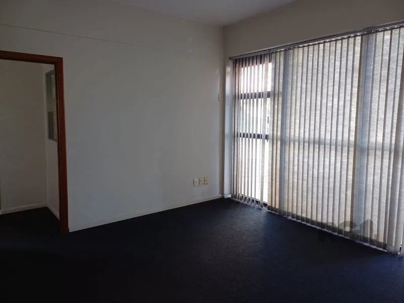 Imagem MÁFFER IMÓVEIS ALUGA - CONJUNTO COMERCIAL Av. Cristóvão Colombo esquina Benjamin Constant | Porto Alegre/RS