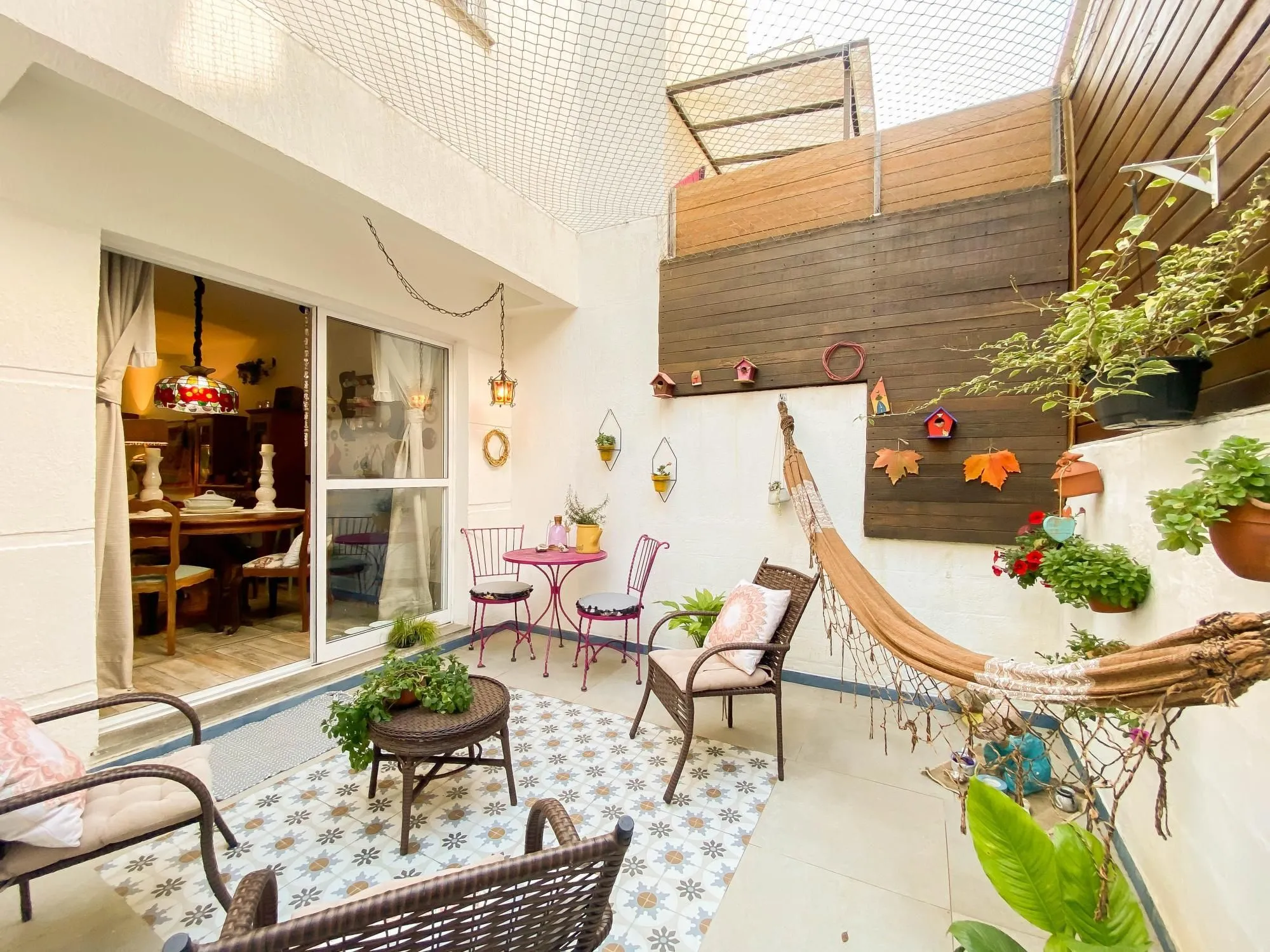 Imagem Casa semi-mobiliada à venda em condomínio fechado com 3 dormitórios e suíte