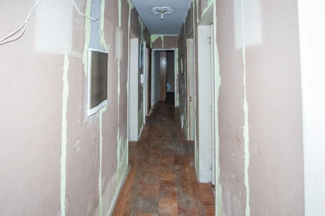 Imagem Casa para Venda - 200m², 3 dormitórios, 8 vagas - Cristal