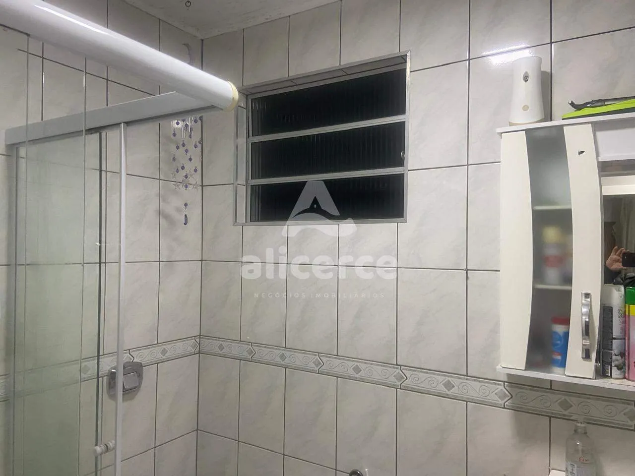 Imagem Casa com excelente localização no bairro Estreito, a apenas uma quadra da Beira-Mar Continental