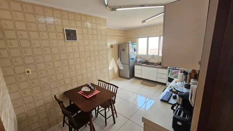 Imagem Apartamento Aconchegante na Vila Belmiro com 02 quartos (01 suíte), garagem demarcada na escritura.