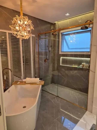 Imagem Casa com 5 suítes e 6 vagas de garagem em condomínio no Centro de Camboriú