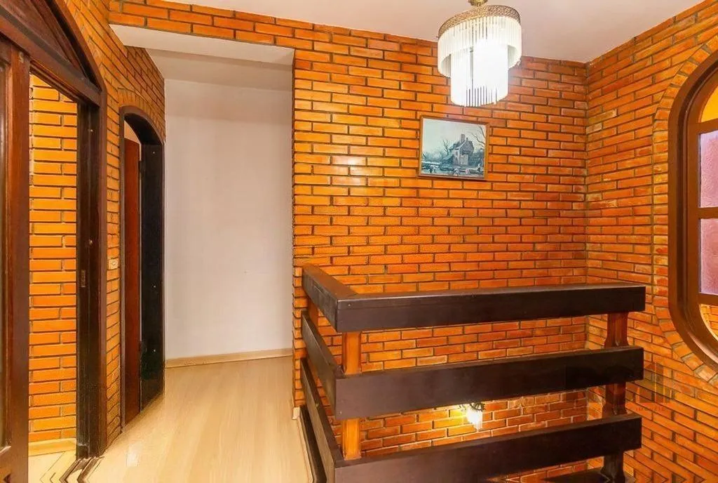 Imagem Casa de 245m² com 5 dormitórios no bairro Sarandi