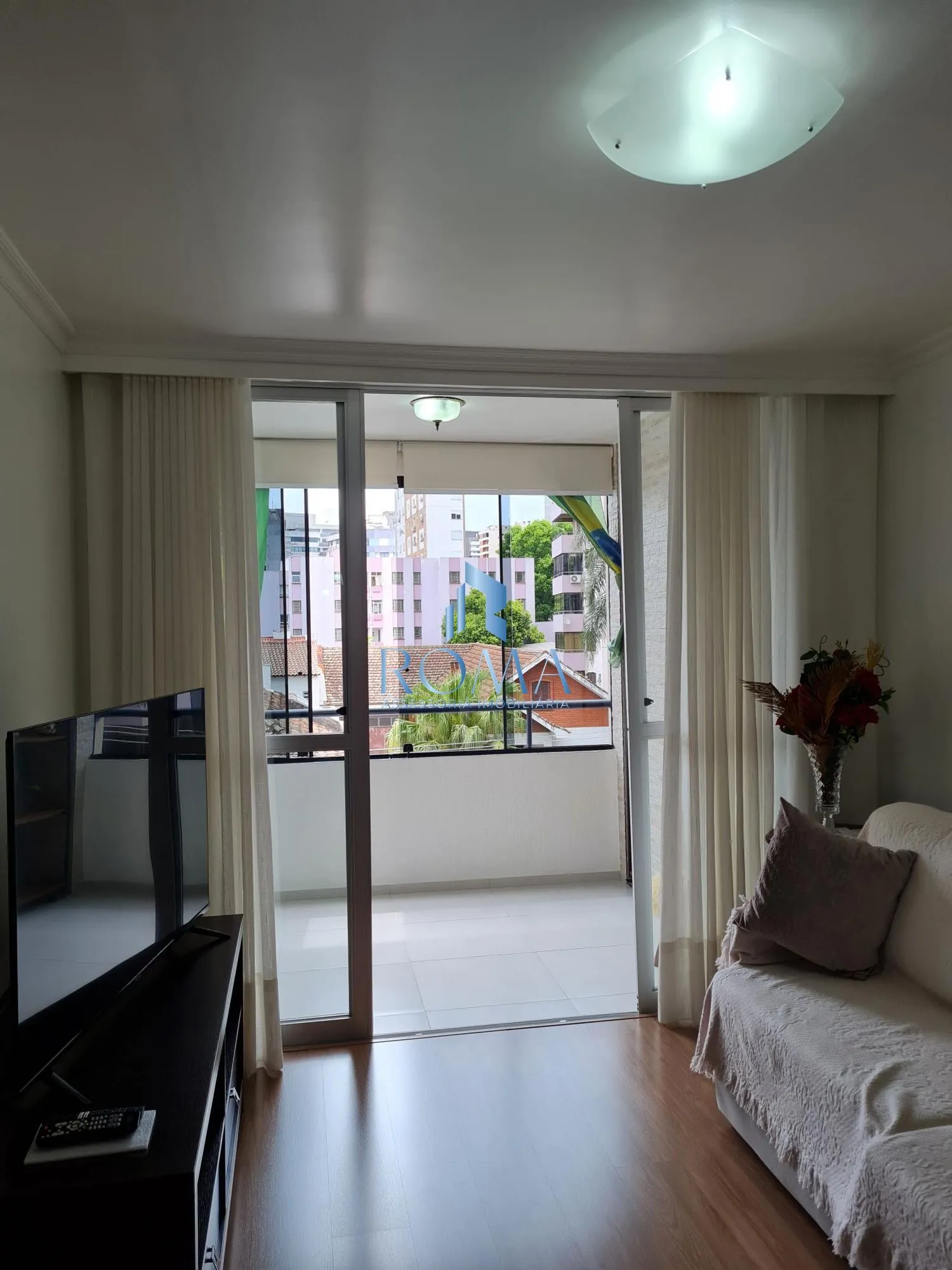Imagem Apartamento Semimobiliado com 3 Quartos à Venda em Santa Maria