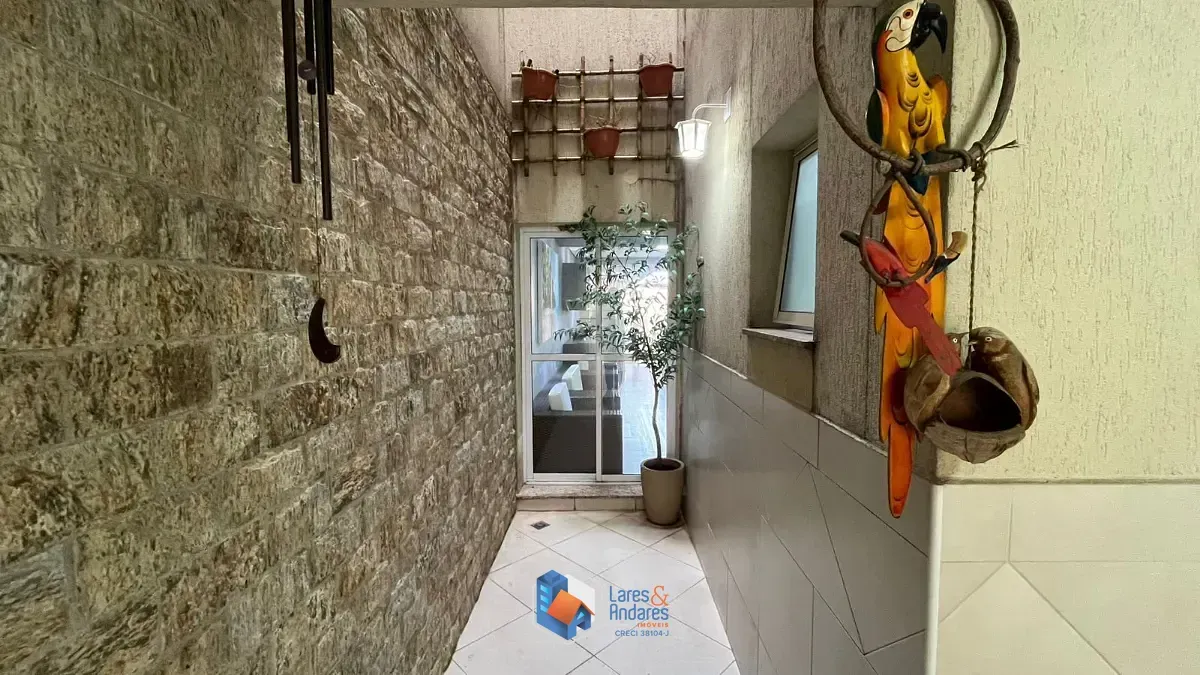 Imagem Sobrado para venda em Jardim Regina com 3 quartos, sendo 3 suítes, 183m²