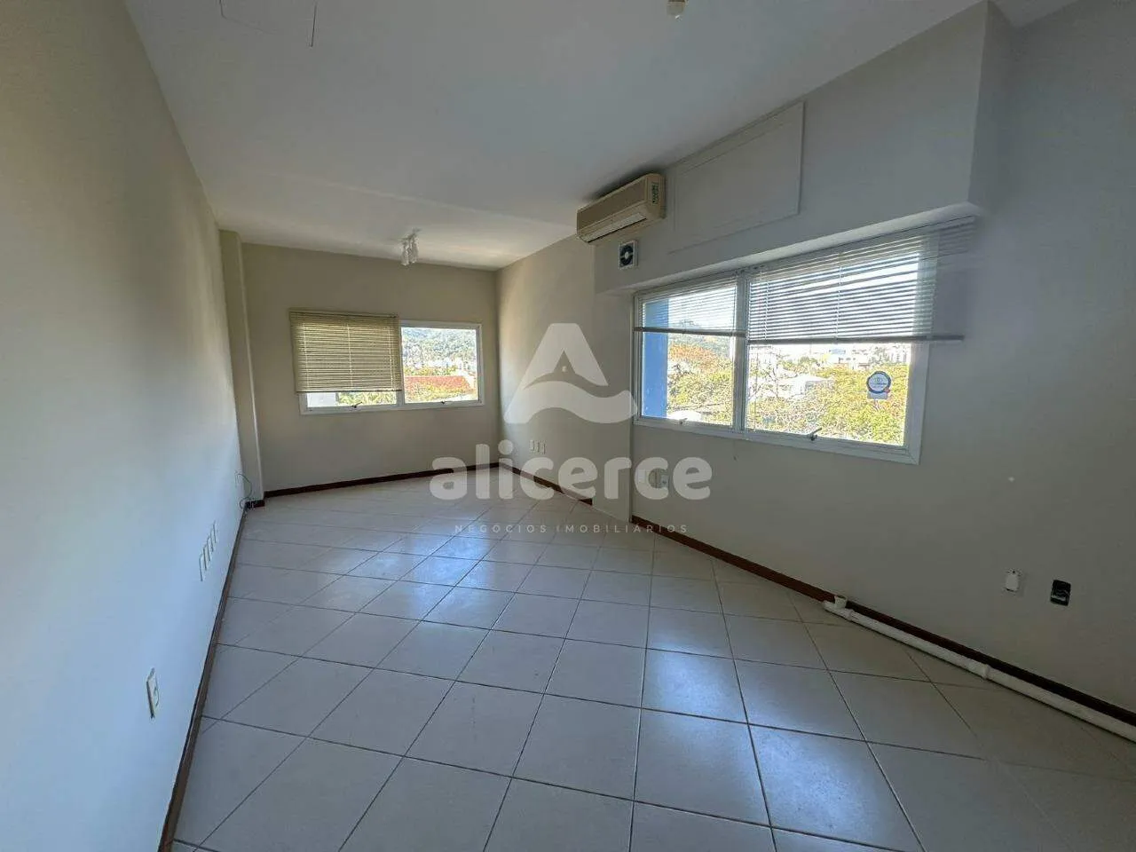 Imagem Excelente sala comercial com 30 m2 no bairro Trindade em Florianópolis