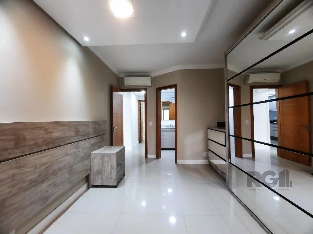 Imagem Vende-se apartamento impecável 2 quartos com suíte, 2 vagas cobertas, próximo da PUCRS - 80m² - Jardim Botânico