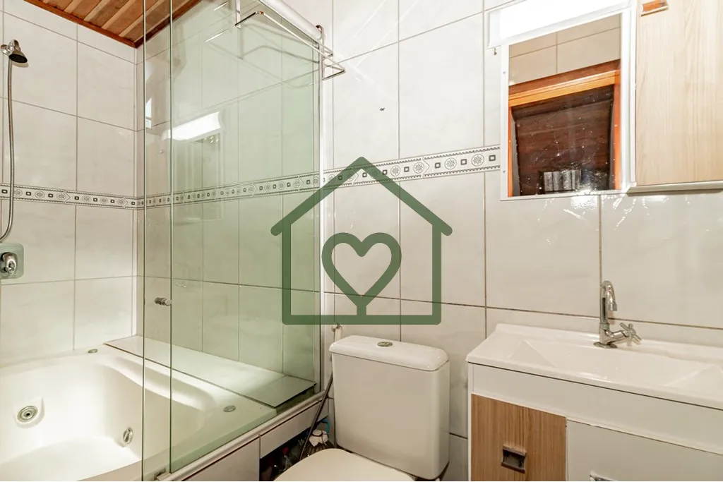 Imagem Charmosa casa em estilo cabana rústica, com 3 dormitórios e 2 banheiros, ideal para quem busca con...