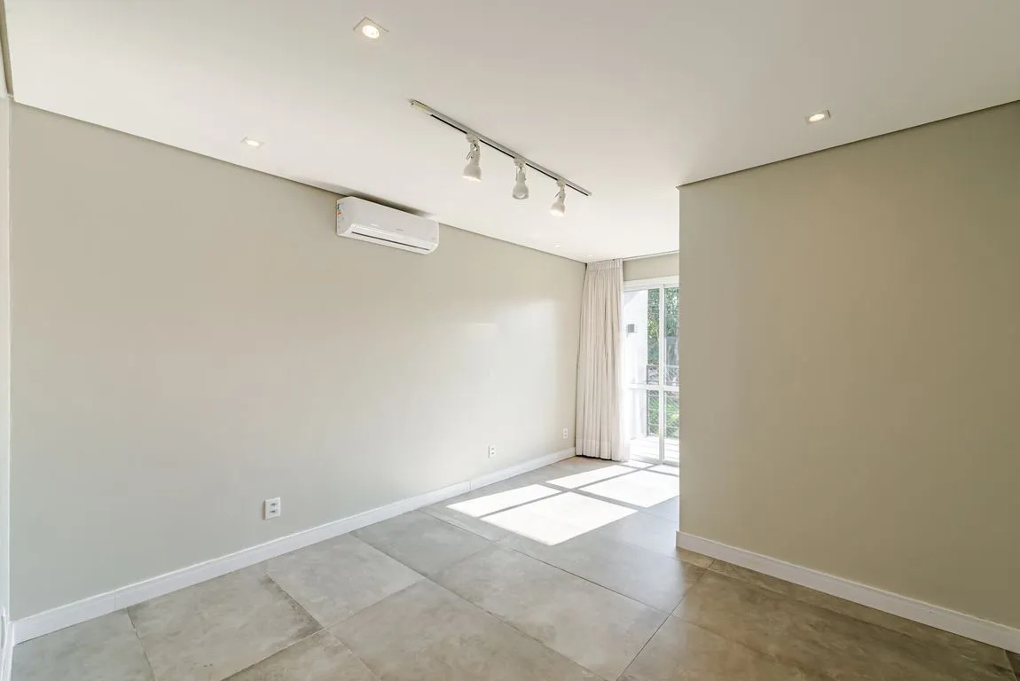 Imagem Casa em condomínio com piscina e salão privativo na Vila Nova