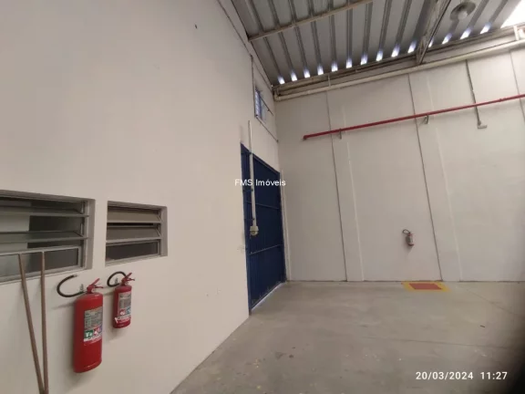 Imagem Galpão Comercial para Locação em Barueri-SP, Chácaras Marco: 2 banheiros, 4 vagas, 690m² de área!