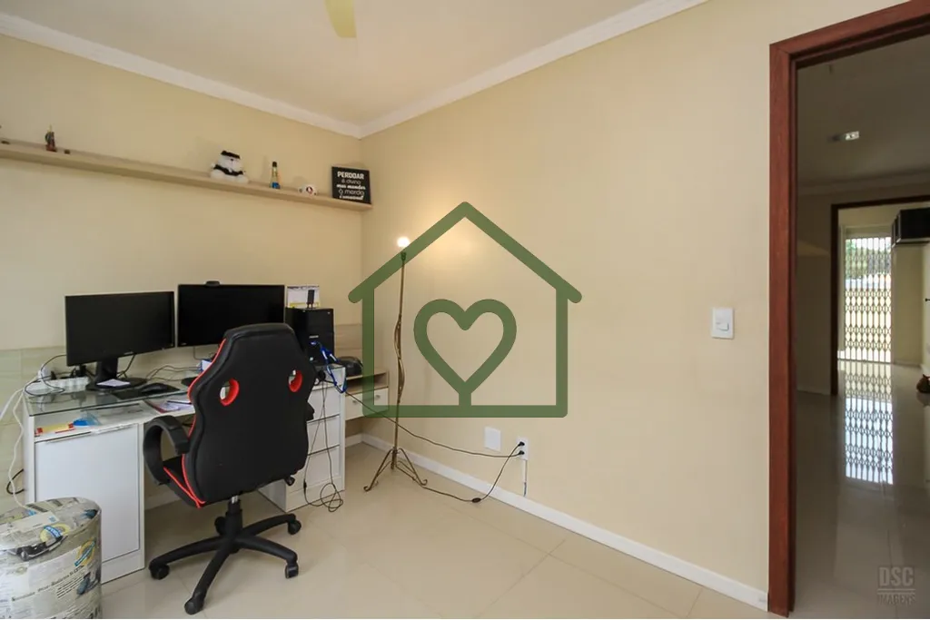 Imagem Excelente Oportunidade de sobrado com frente leste e fundos oeste, piso de porcelanato, escadas reve...