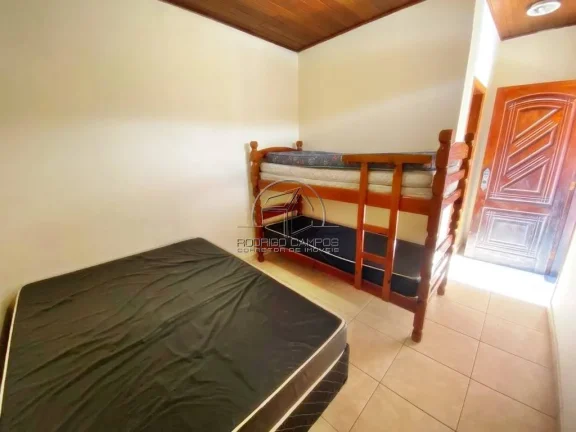 Imagem Espaçosa Casa Isolada à Venda no Ocian, Praia Grande - 4 Quartos e Piscina