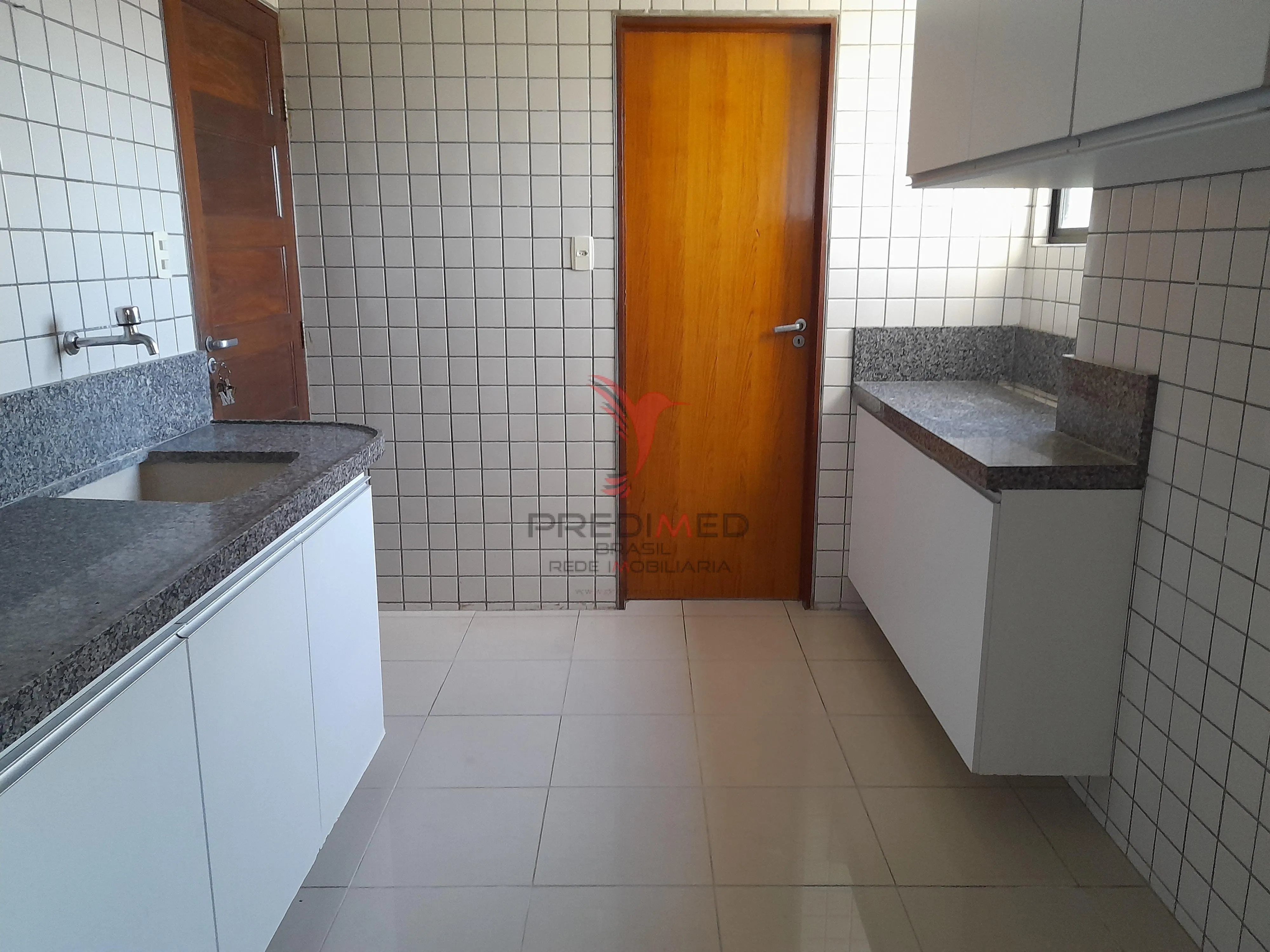 Imagem Apartamento em Manaira com 220 mts2. 4 Suites, 2 Varandas, 3 Vagas de Garagem, 1 por andar