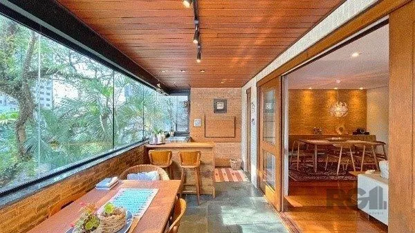 Imagem Apartamento de 200m², 4 quartos, 1 suíte e 4 vagas - Moinhos de Vento