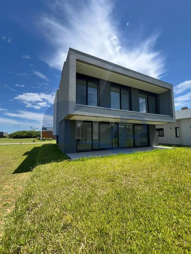 Imagem Casa Nova de Alto Padrao com 4 Suites no Reserva das Aguas - Torres/RS