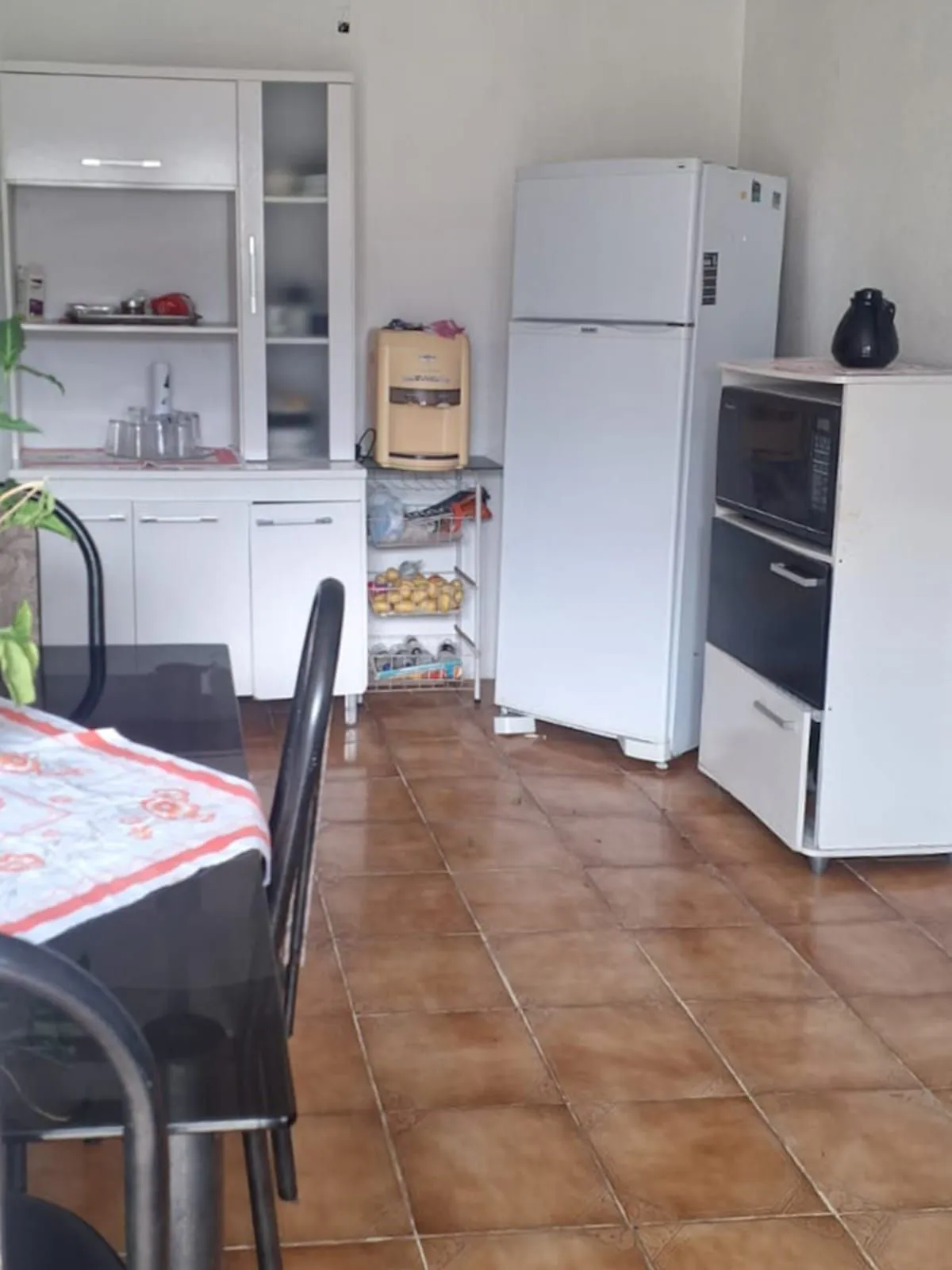 Imagem Casa no centro de Tramandaí com 3 dorm, 2 banh + edícula completa, garagem 2 carros com churrasqueira, próxima à Av. Fernandes Bastos.