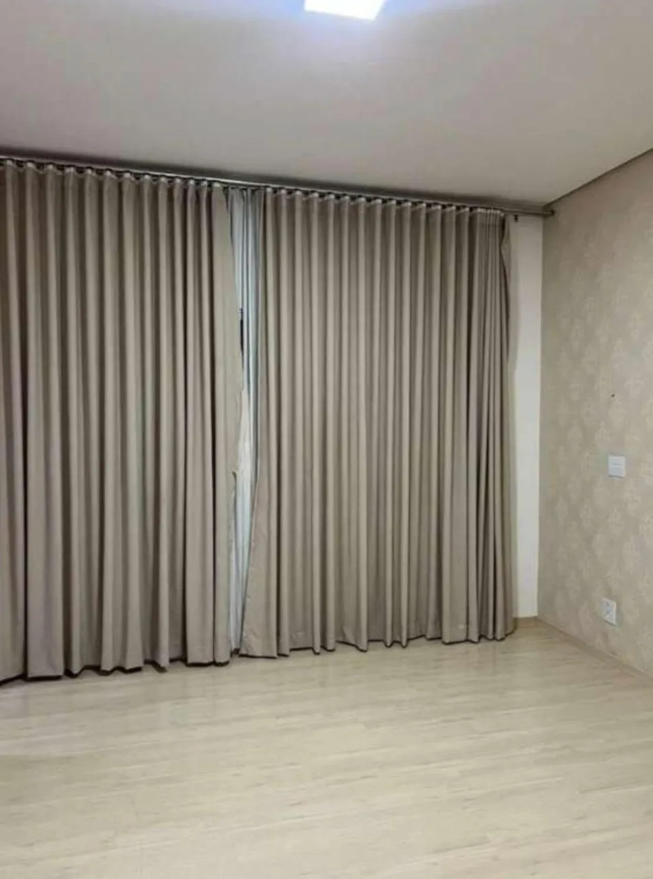 Imagem Excelente oportunidade de locação: Casa em condomínio de 3 quartos, 3 suítes, 4 salas, 4 vagas na cidade de Sorocaba-SP, bairro Iporanga