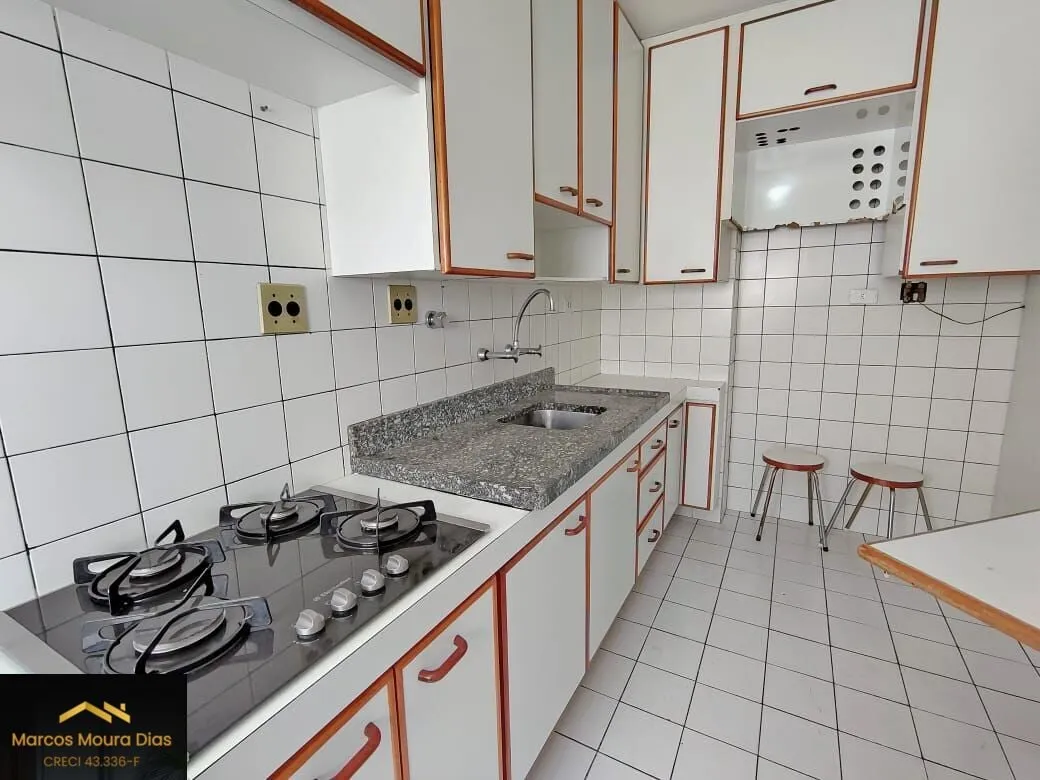 Imagem Apartamento Pinheiros, 2 dormitórios( 1 suíte) e 2 vagas, perto Metrô Fradique e com excelente valor de Condomínio. Edifício com Portaria 24 hs, Gerador e Lazer