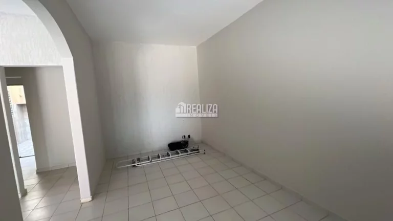Imagem Casa à venda em Uberaba: 2 dormitórios, suíte, 4 garagens e quintal amplo