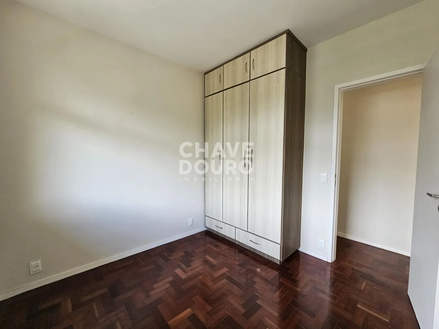 Imagem Apartamento de 2 quartos + dependência, varanda, 2 vagas e elevador.