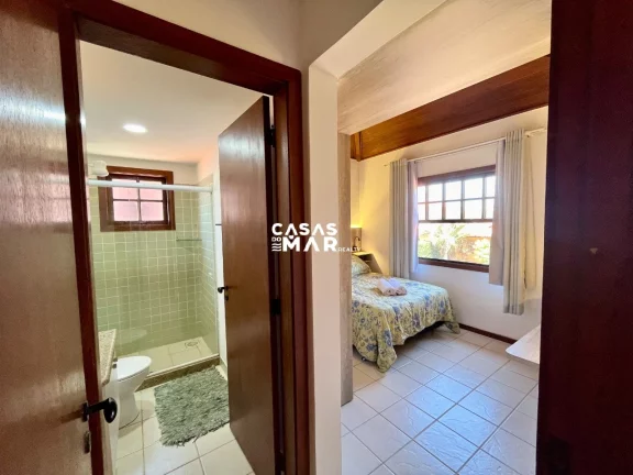 Imagem Excelente Casa em Condomínio, a poucos pasos da praia, Búzios-RJ: 4 Quartos, 3 Suítes, 2 Vagas de Garagem