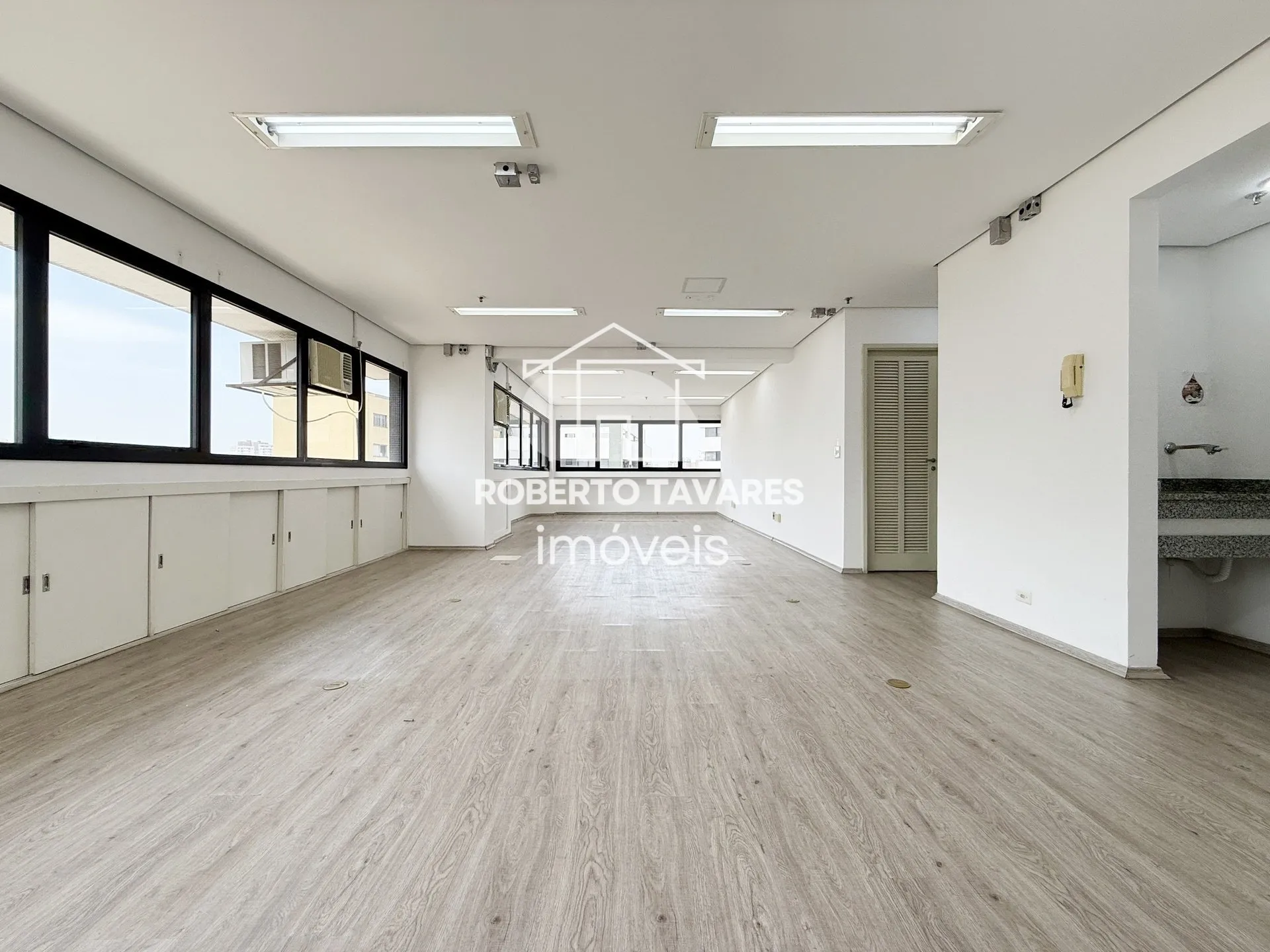 Imagem Prédio monousuário, com 11 andares, 1723m² de área útil, 4032m² de área total, 33 vagas de garagem.