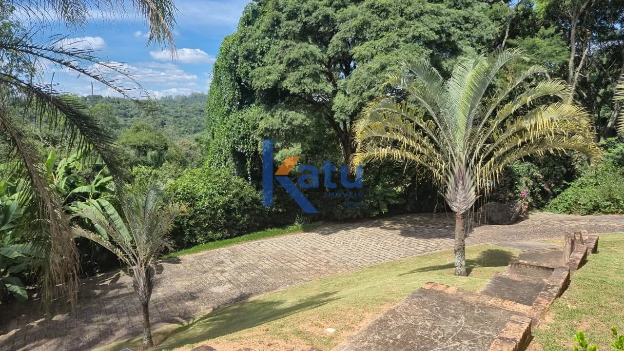 Imagem A propriedade rural está situada no loteamento Santa Clara, na área de APP da Serra do Japi. O ter...
