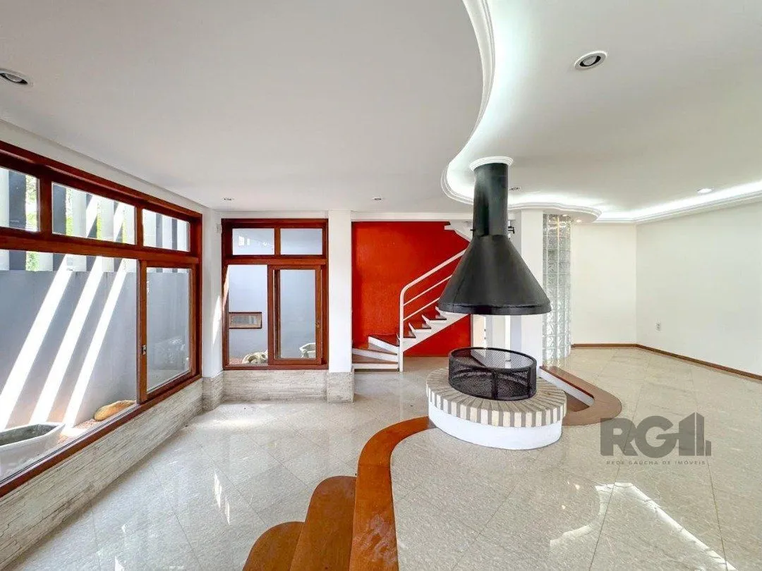 Imagem Com 4 suítes espaçosas, incluindo uma master com closet,