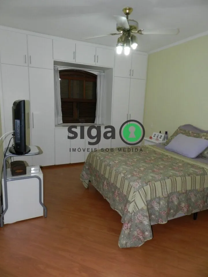 Imagem Casa Espaçosa com 5 Dormitórios e Quintal Próxima ao Metrô Vila Sônia.