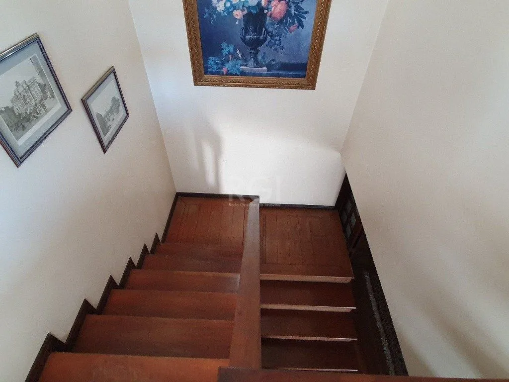 Imagem Casa de 333m² com 4 dormitórios, pátio com piscina, espaço gourmet com churrasqueira e 4 vaga de garagem no bairro Passo da Areia