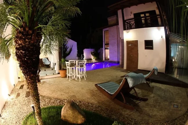 Imagem Casa alto padrão com 5 suítes na Praia dos Amores.